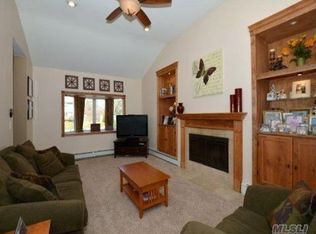 17 Soma Ln, Commack, NY 11725