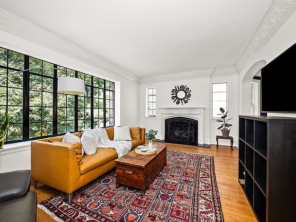 3rd image of 1106 Seward St APT 2E