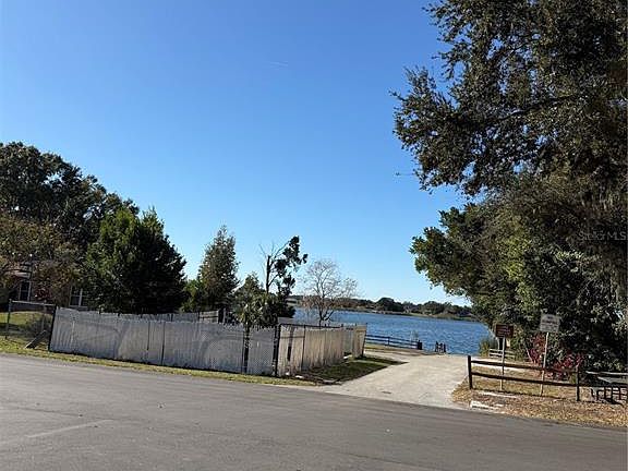 5th image of 405 Hickory Ln