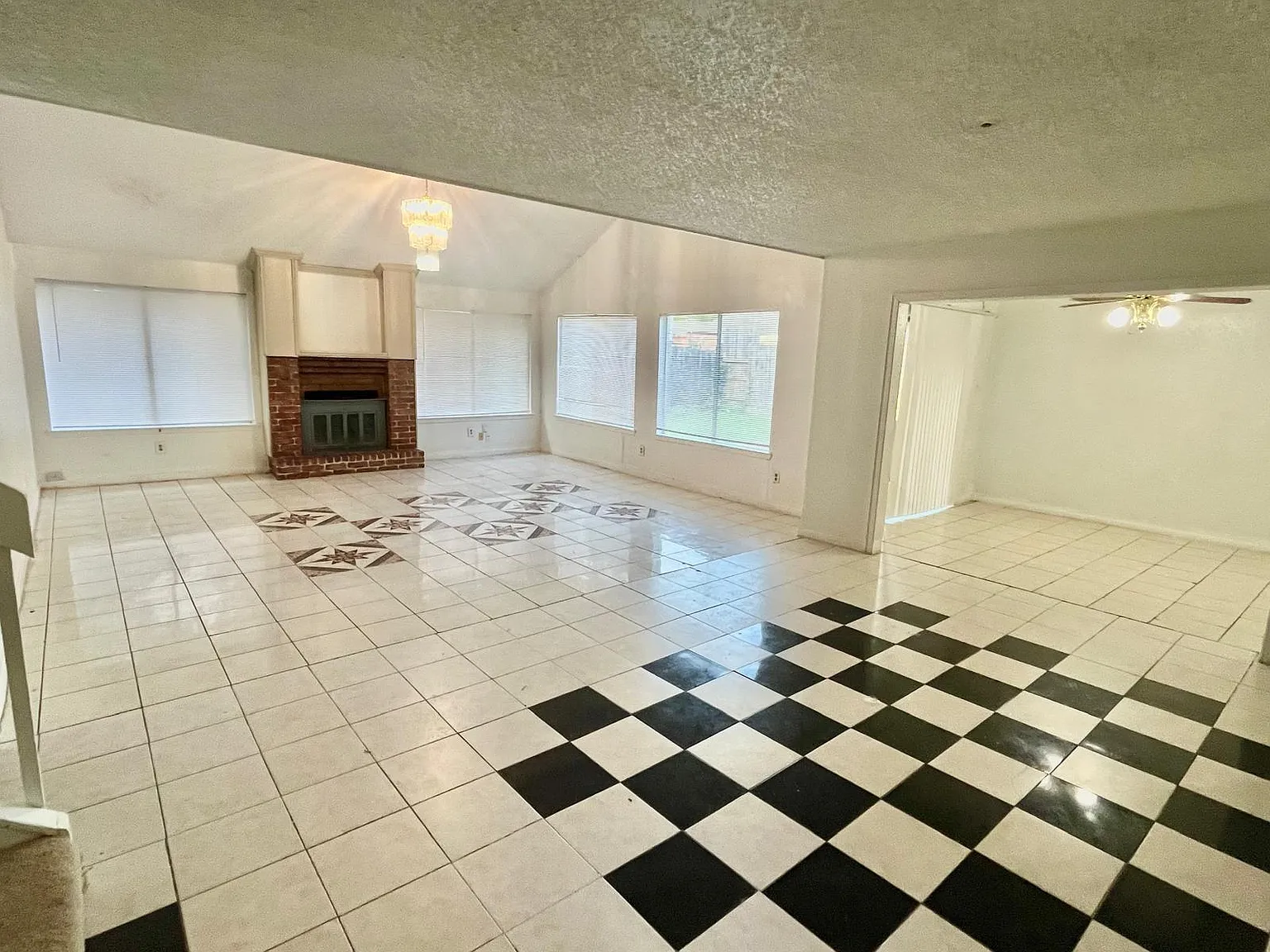 4 bed, 2.5 bath, 2429 sqft, $2,095 — Photo 4