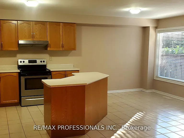 2545 Addingham Cres — Photo 8