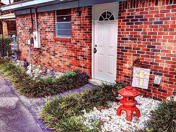 Beautiful accent landscaping is everywhere.