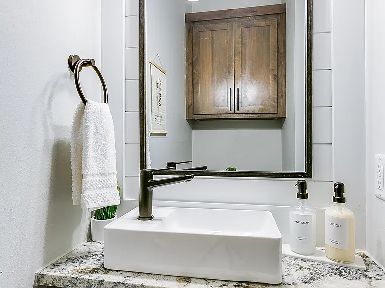1045 Holiday Dr — Photo 21