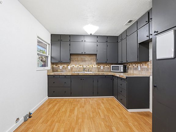 3rd image of 12731 NE Clackamas St
