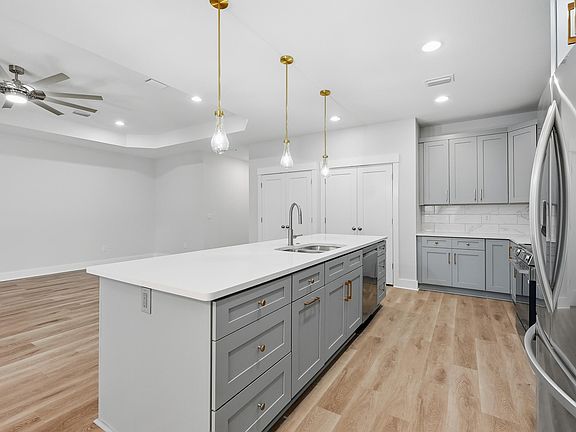 4th image of 717 Hazel Dr