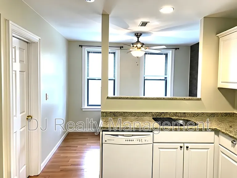 466 Commercial St #7 — Photo 5