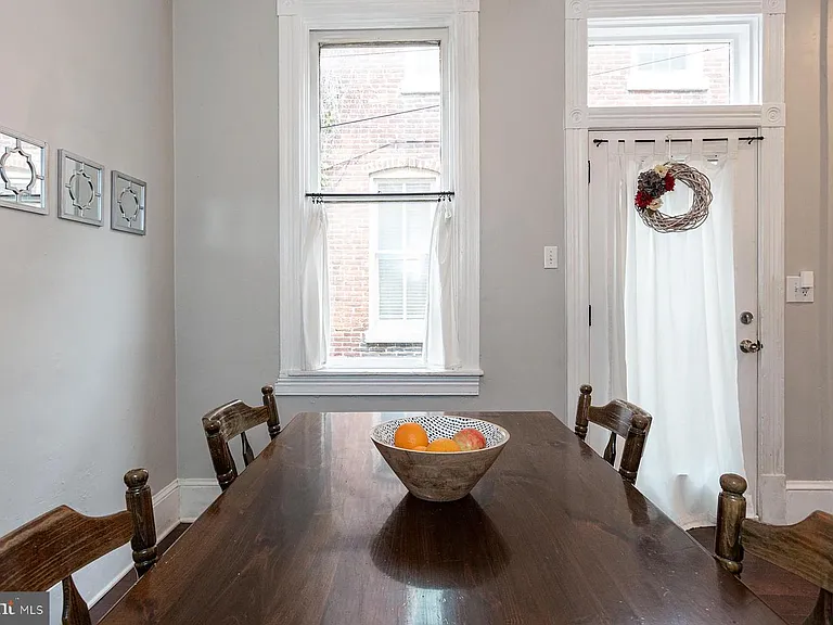 240 E Walnut St — Photo 11