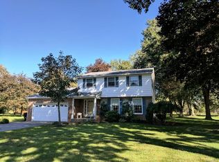 6935 Creekview Dr, Lockport, NY 14094