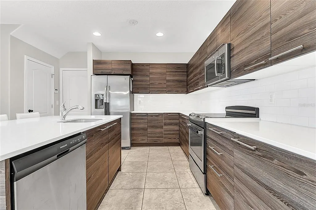 3 bed, 2.5 bath, 1802 sqft, $2,500 — Photo 2