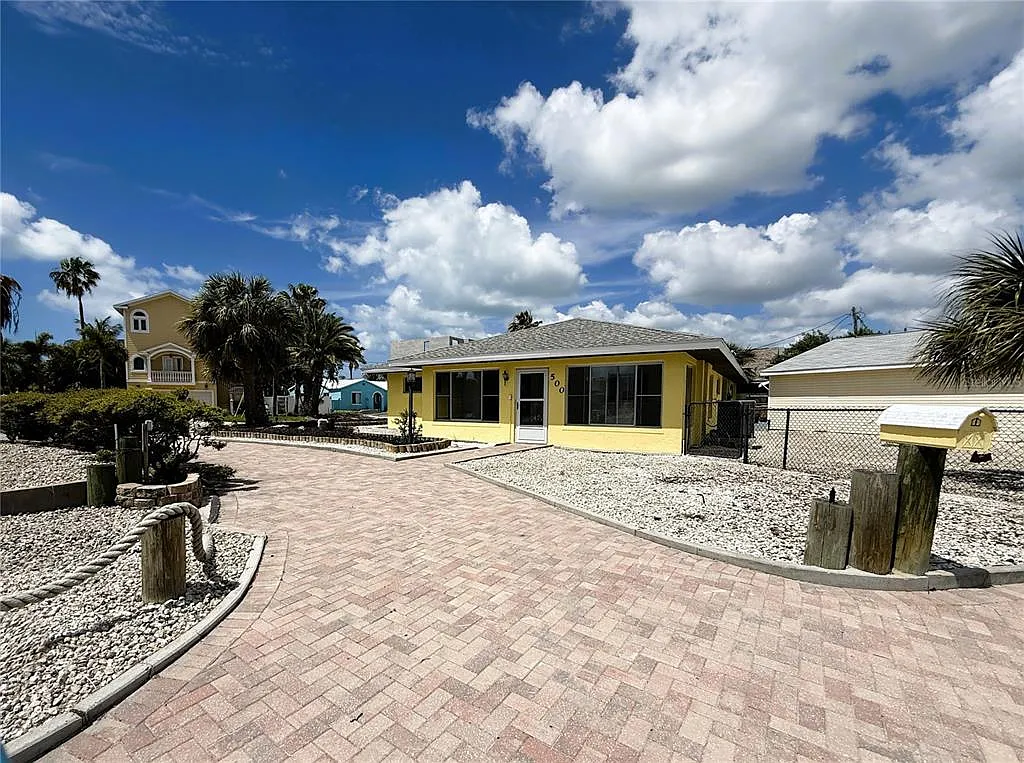 3 bed, 2.0 bath, 1184 sqft, $2,800 — Photo 2