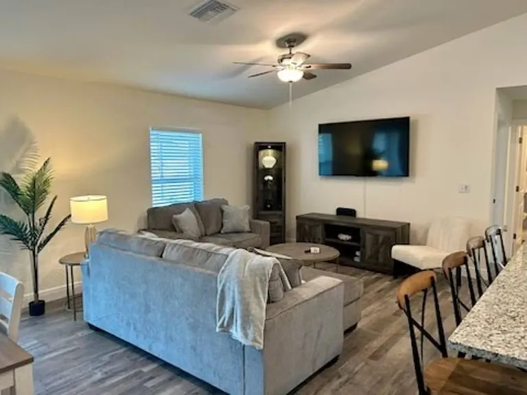 2122 NE 7th Ave #4BEDS — Photo 3