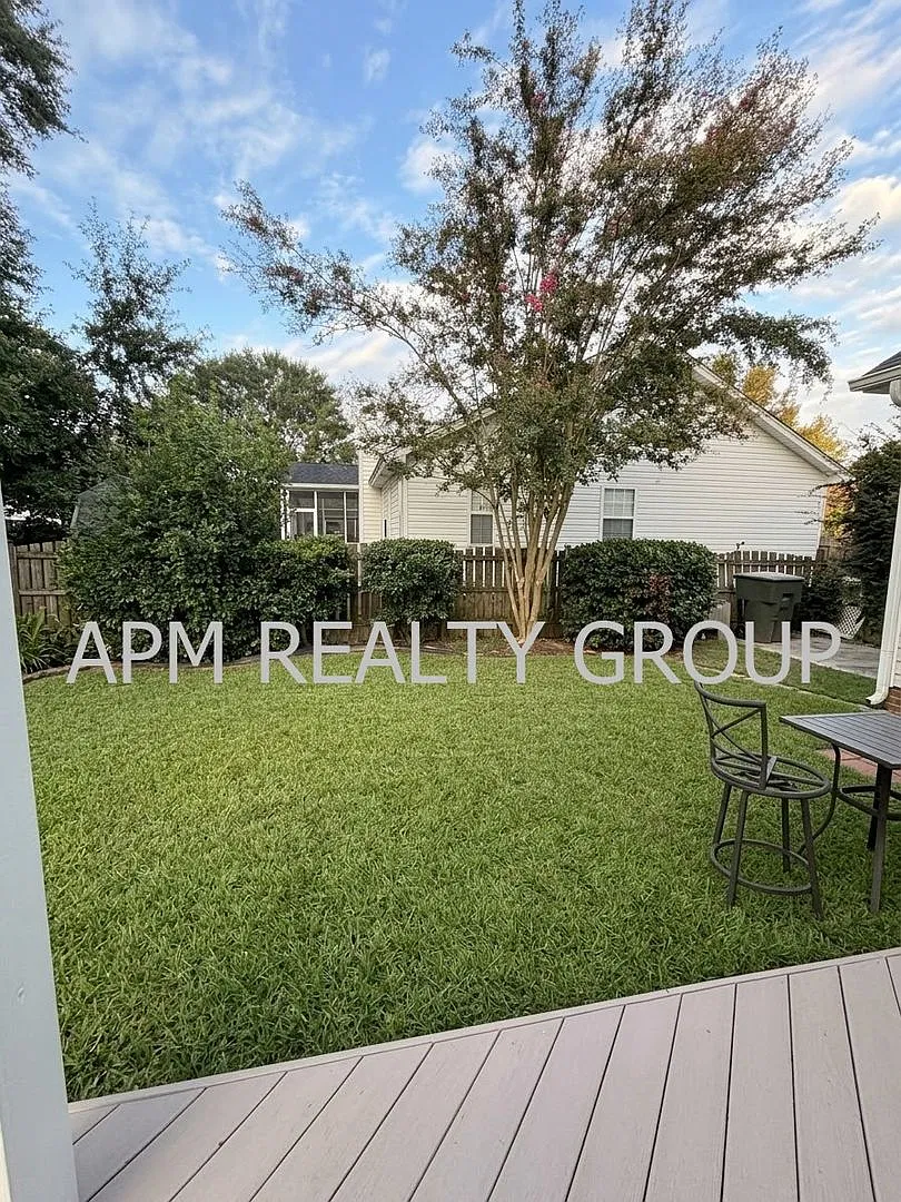 Spacious home with fenced in yard! — Photo 2