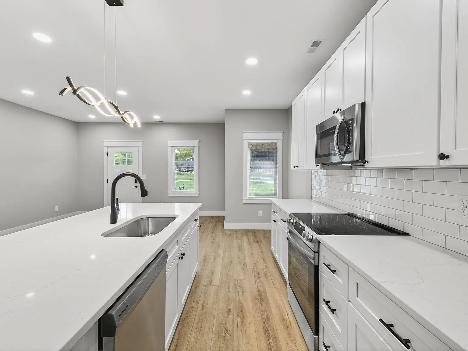 902 N Madison St — Photo 1