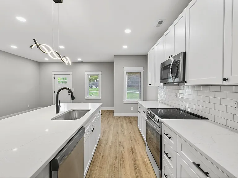 902 N Madison St — Photo 1