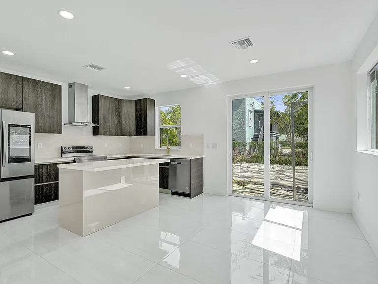 1213 W Las Olas Blvd — Photo 2