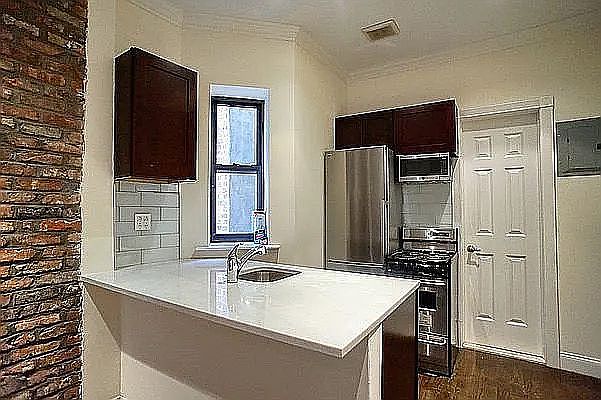 1st image of 604 E 9th St