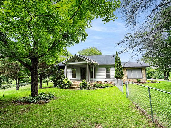 4th image of 320 Spring Cove Rd