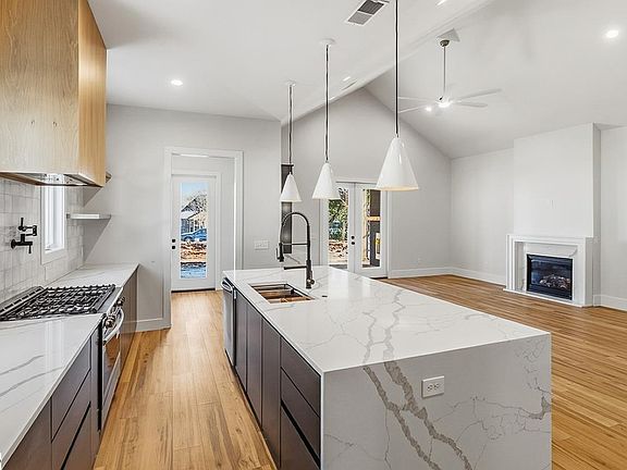 4th image of 259 Beacon St