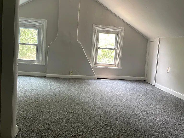 215 Chapel Ave — Photo 7