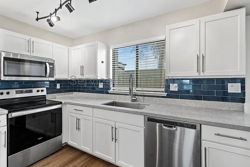 2 bed, 2.0 bath, 990 sqft, $1,950 — Photo 2