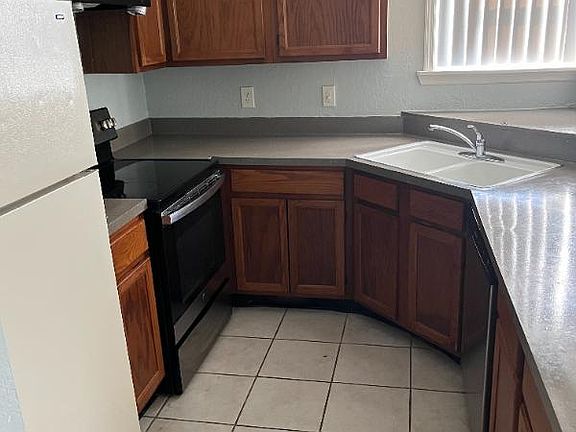 3rd image of 2948 Antique Oaks Cir APT 91