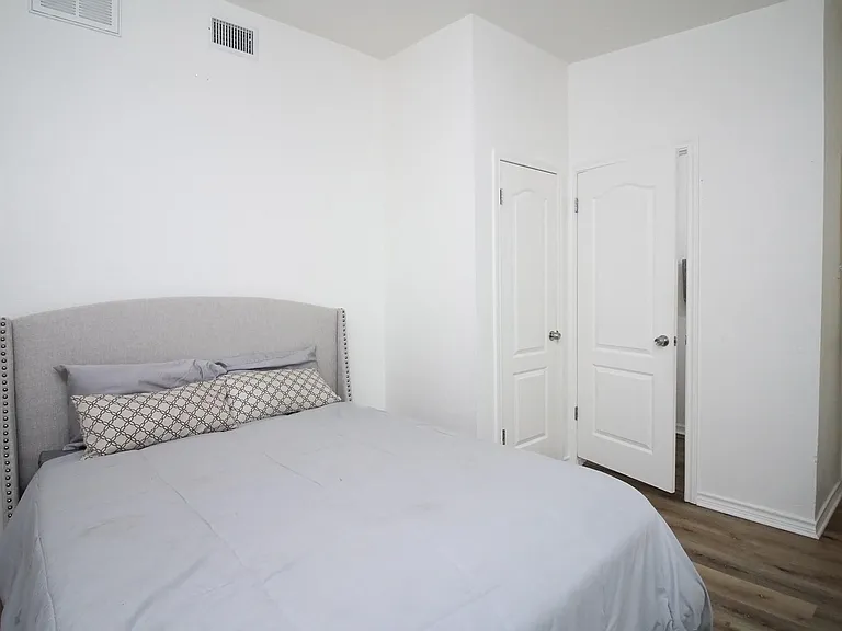 5411 Hudson St — Photo 17