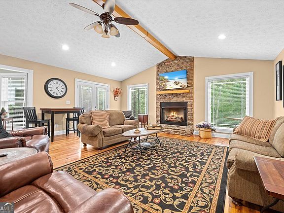3rd image of 426 Handrops Ln