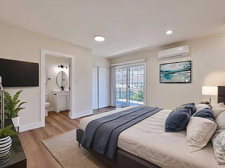 230 N Burlington Ave #1/2 — Photo 3
