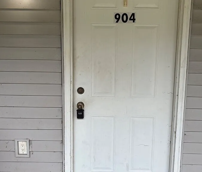 904 Withrow Dr — Photo 2
