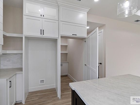 4th image of 9857 Heights N