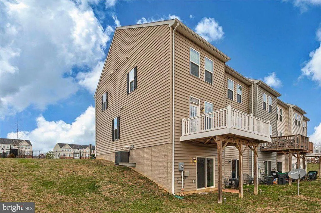 3 bed, 1892 sqft, $2,500 — Photo 3