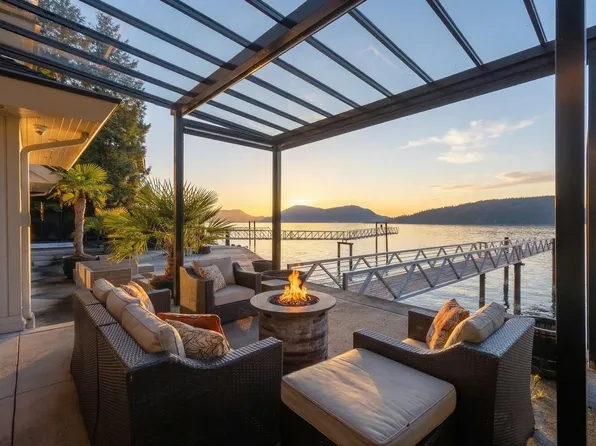 2 Strachan Point Rd, Greater Vancouver, BC V7W 1C1