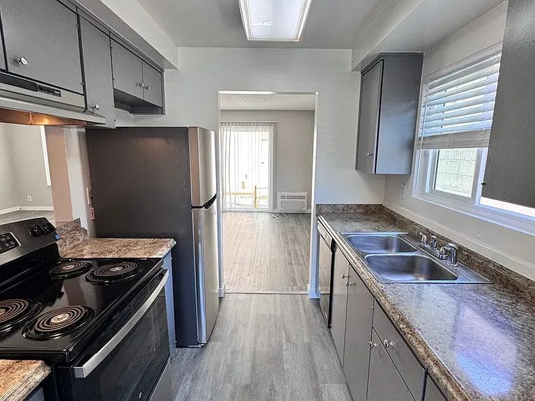 4321 Green Ave — Photo 3