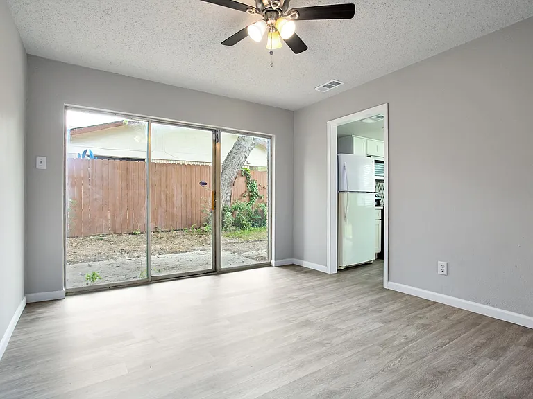 810 Ravencroft Dr — Photo 10