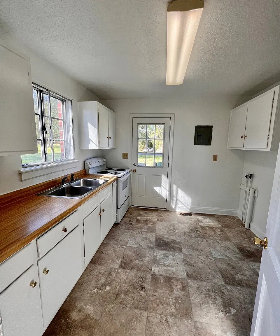 3 bed, 933 sqft, $1,815 — Photo 3