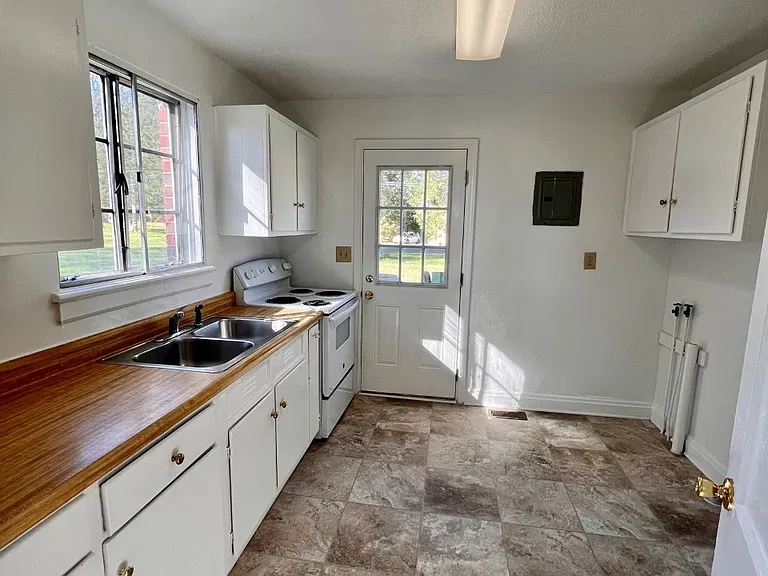 442 Elmhurst Rd — Photo 3