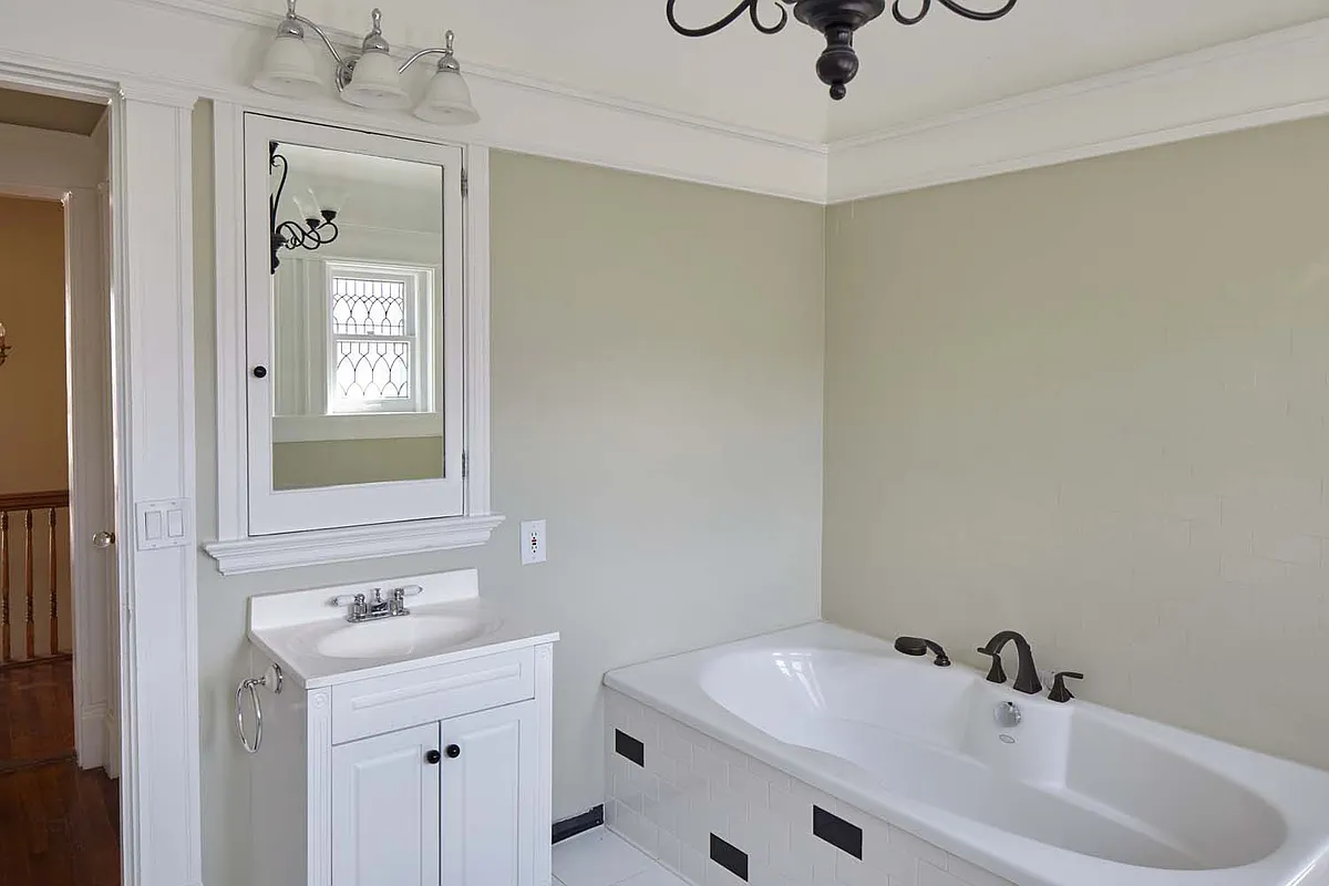 Bathroom - 816 E Armour Blvd