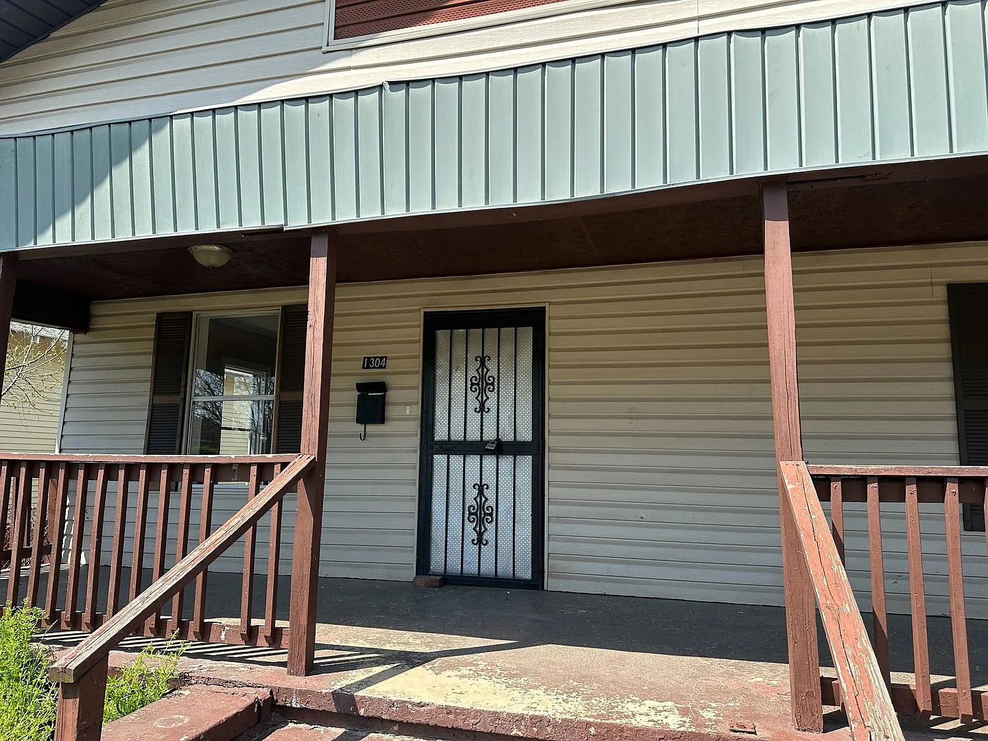 Charming 3-Bedroom, 1-Bathroom Home with Fenced Yard — Photo 3