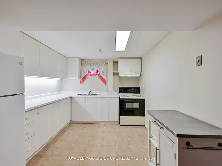 556 Farwell Cres #LOWER — Photo 3