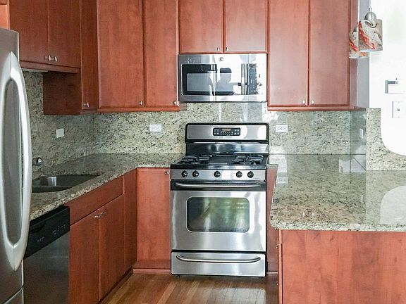 2nd image of 624 W Roscoe St APT 1C