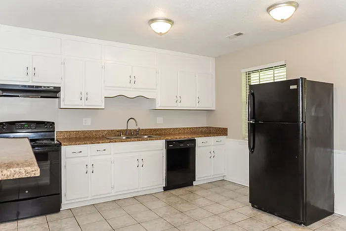 3 bed, 1.5 bath, 1423 sqft, $1,595 — Photo 4
