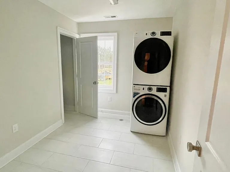 100 Taylor Rd — Photo 3
