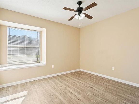 5th image of 320 Portsmouth Dr