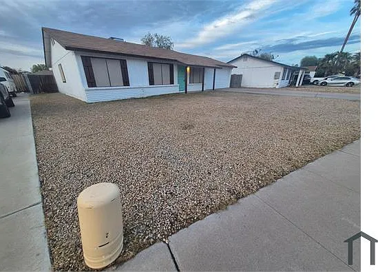 4 bed, 1400 sqft, $2,000 — Photo 2