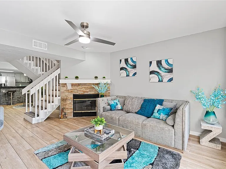 2304 Fletchers Point Cir — Photo 2