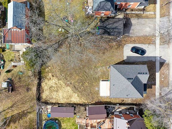 5th image of 111 Cameron St E