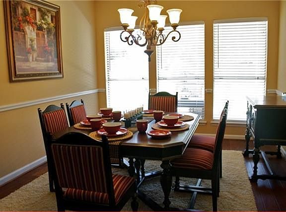 5th image of 2739 W Oaks Blvd