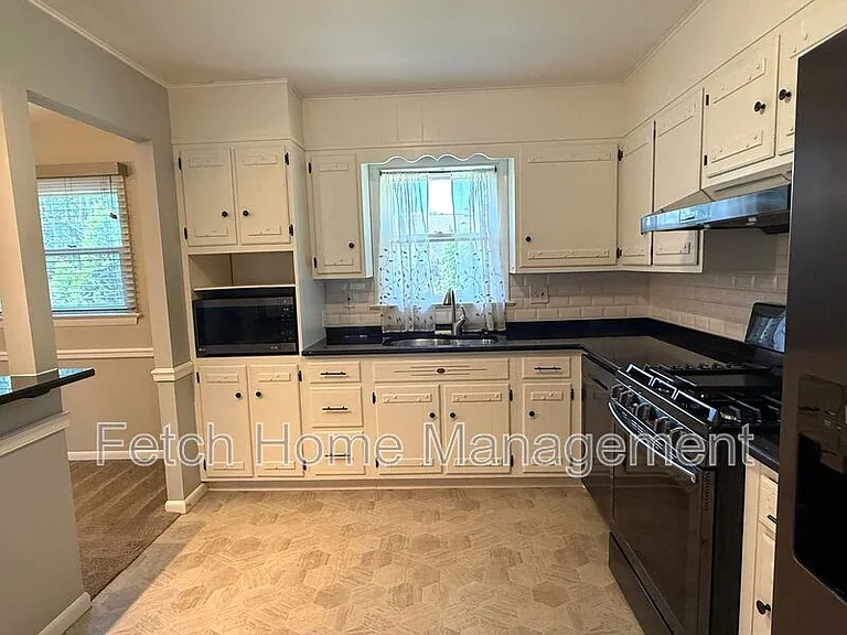 417 Surrey Dr — Photo 9