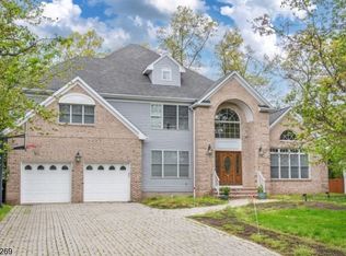 3 Alexandria Dr, East Hanover, NJ 07936