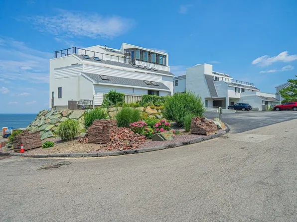 43 Oceanside Dr, Hull, MA 02045
